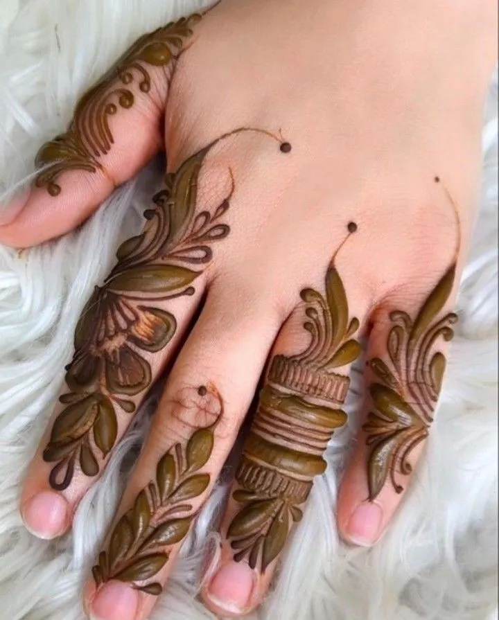 Arabic pattern finger Mehandi