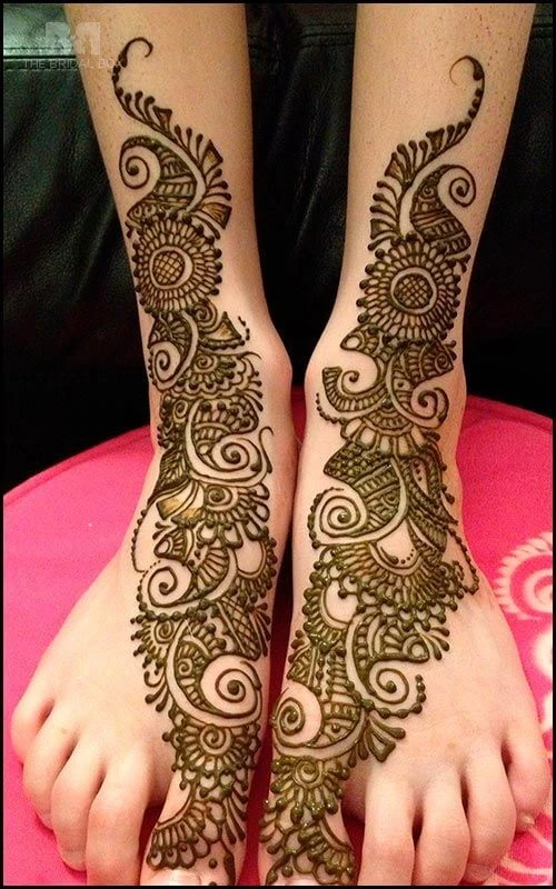 Beautiful floral Arabic mehndi design for feet
