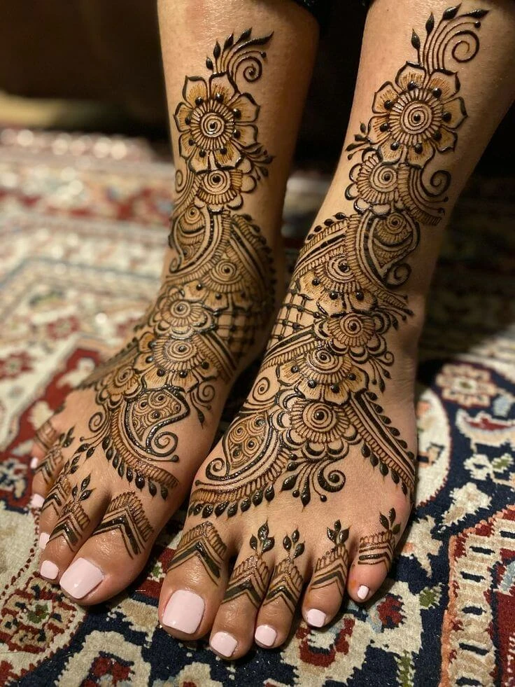 Beautiful floral Arabic mehndi design for feet