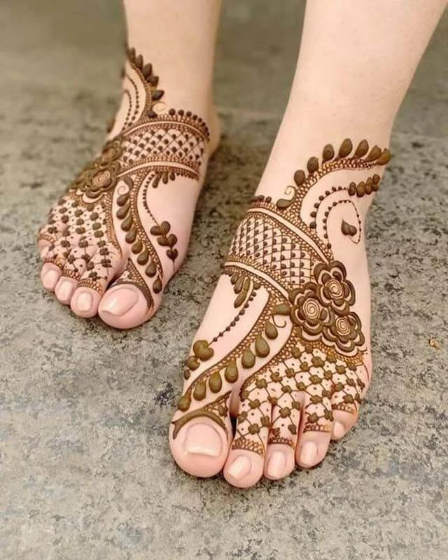 Easy Geometric Mehndi Design For Foot