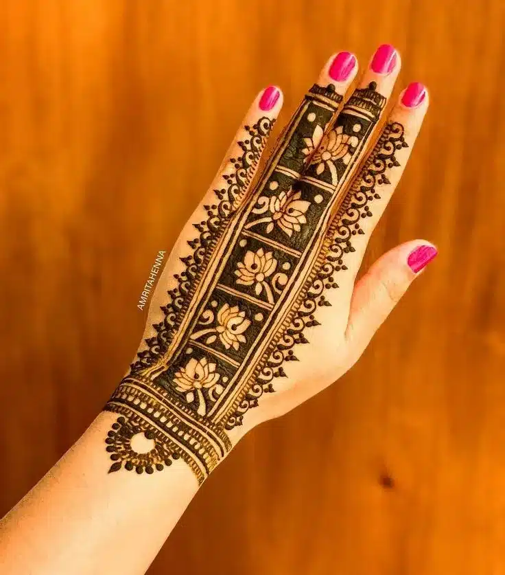 Nothing like a Lotus Design For a Mehndi lovers