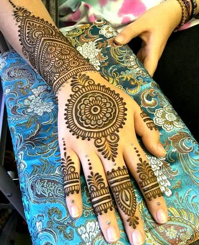 Outstanding Arabic Back Hand Mehndi Designs by mehndidesigns4u