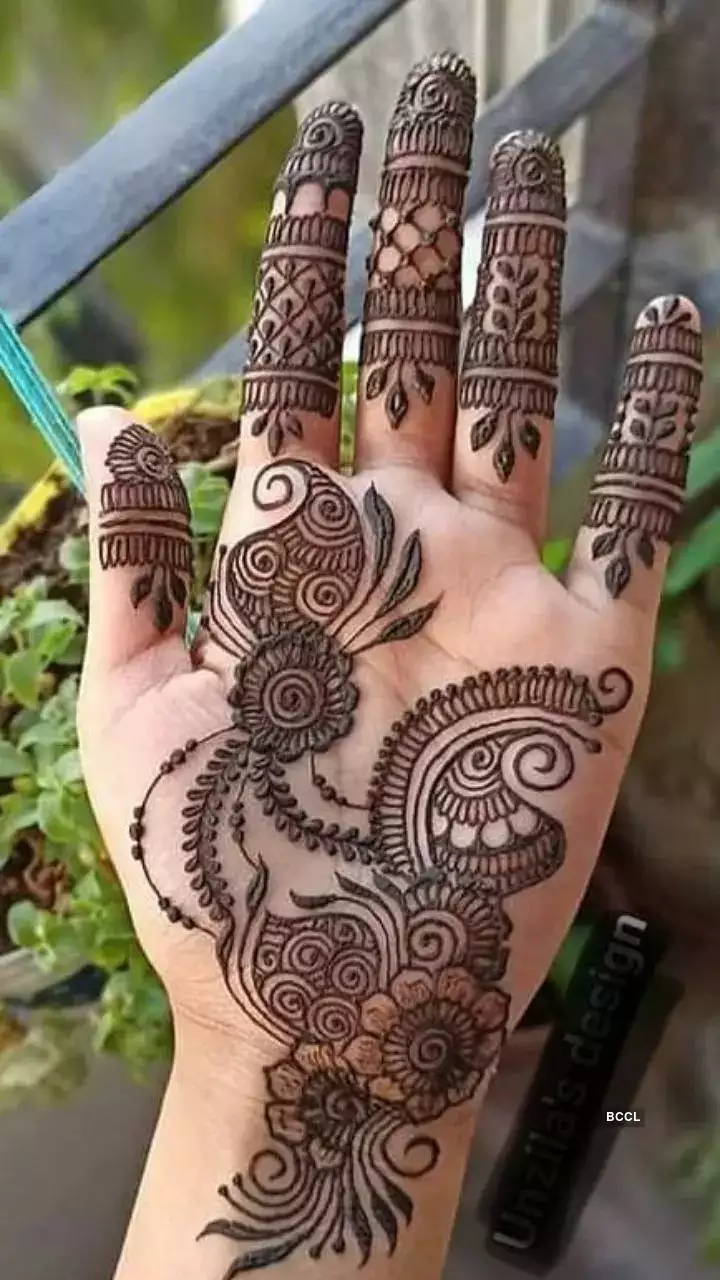 Royal Mehndi Design Simple for front hand 4
