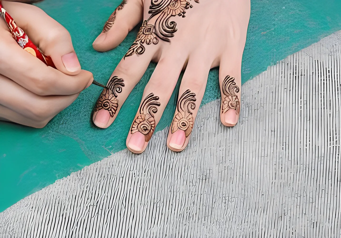 curve pattern on finger mehndi designs