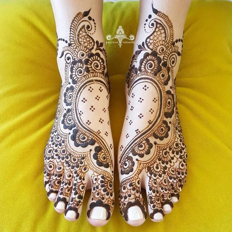 heart mehndi design on feet
