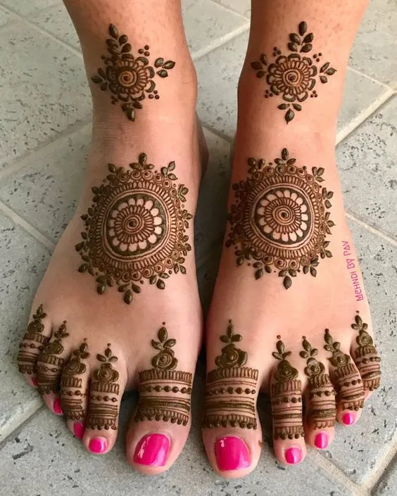 simple leg mehndi design for bride